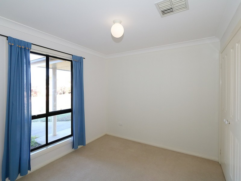 8 Kirrang Avenue, Glenfield Park NSW 2650