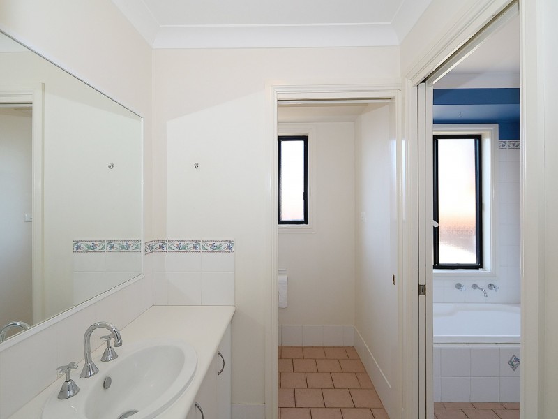 8 Kirrang Avenue, Glenfield Park NSW 2650