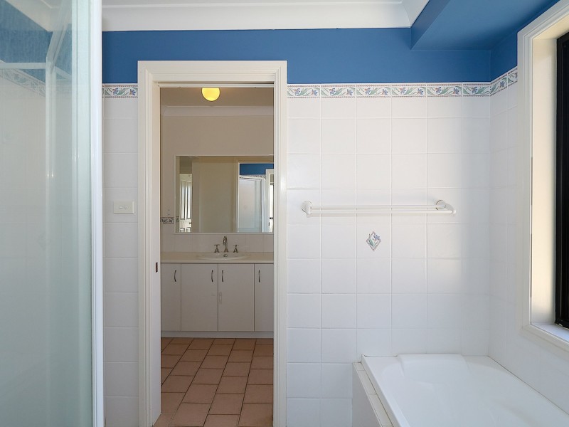 8 Kirrang Avenue, Glenfield Park NSW 2650