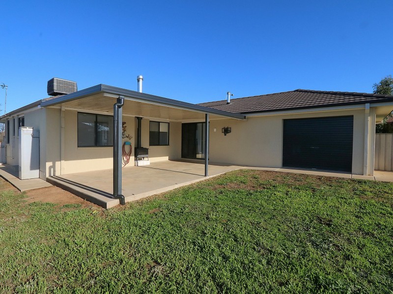 8 Kirrang Avenue, Glenfield Park NSW 2650