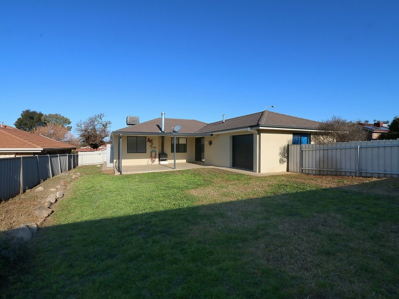 8 Kirrang Avenue, Glenfield Park NSW 2650