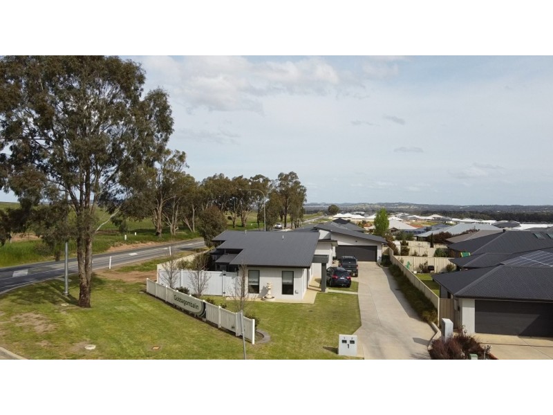 Unit 2/1 Cootamundra Boulevard, Gobbagombalin NSW 2650
