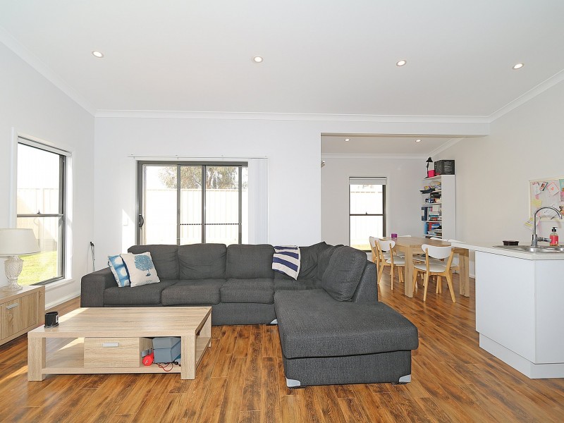 Unit 2/1 Cootamundra Boulevard, Gobbagombalin NSW 2650