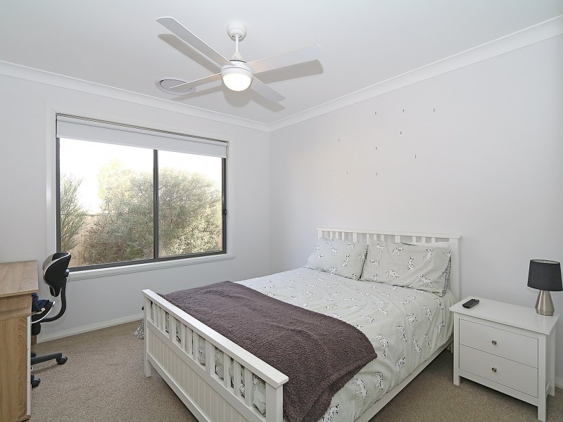 Unit 2/1 Cootamundra Boulevard, Gobbagombalin NSW 2650