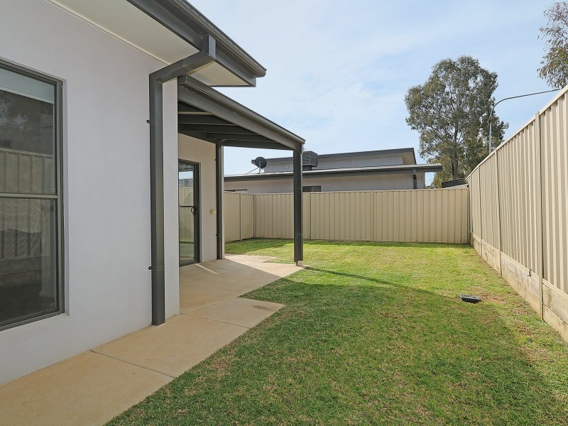 Unit 2/1 Cootamundra Boulevard, Gobbagombalin NSW 2650