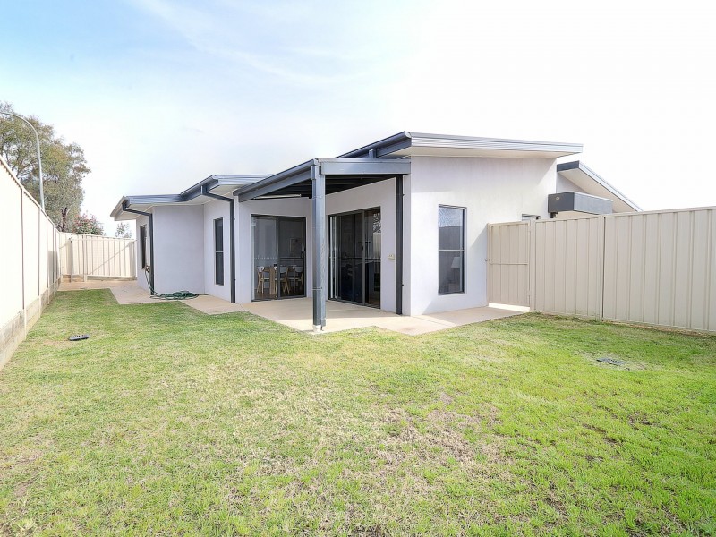 Unit 2/1 Cootamundra Boulevard, Gobbagombalin NSW 2650