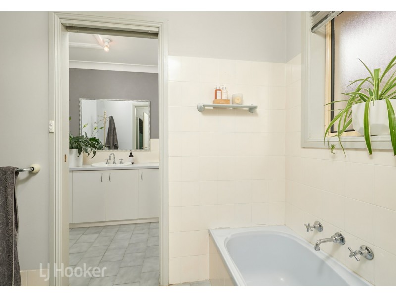 14 Magnolia Parade, Lake Albert NSW 2650