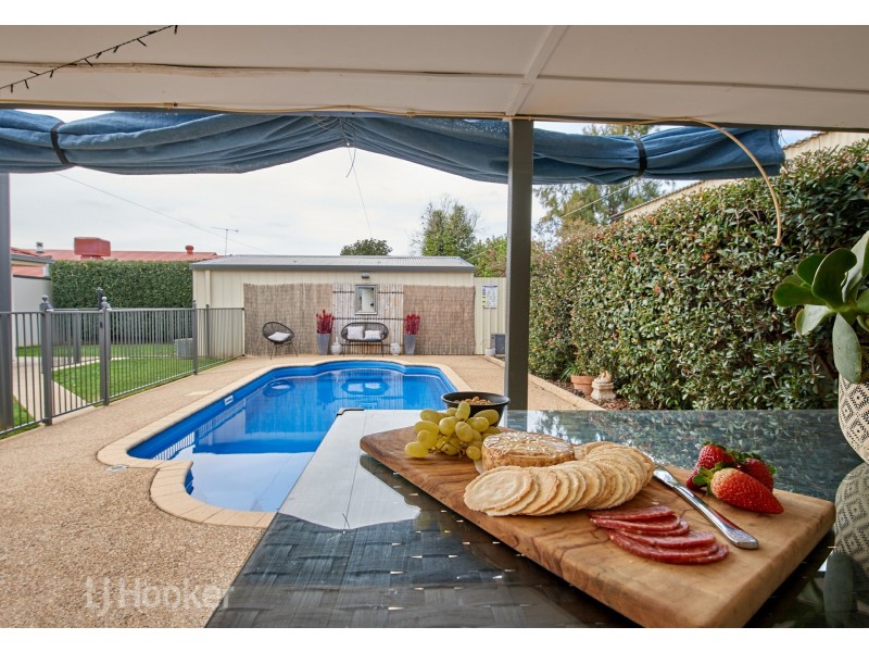 14 Magnolia Parade, Lake Albert NSW 2650