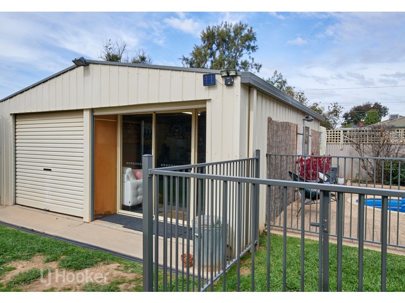 14 Magnolia Parade, Lake Albert NSW 2650