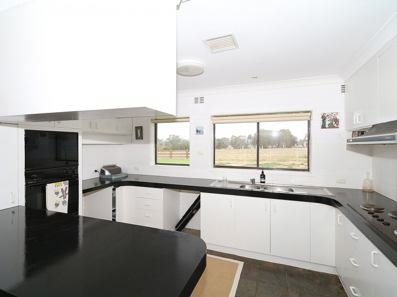 50 Gregadoo Road, Lake Albert NSW 2650
