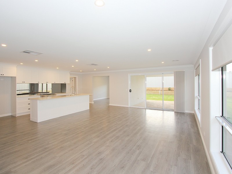 24 Wiveon Street, Gobbagombalin NSW 2650