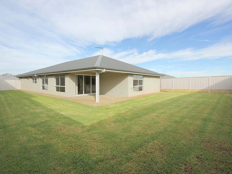 24 Wiveon Street, Gobbagombalin NSW 2650
