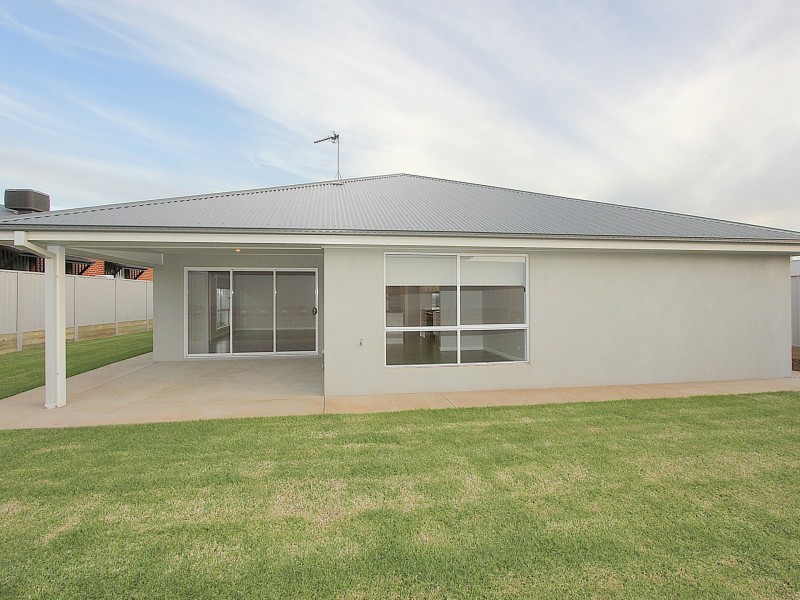 24 Wiveon Street, Gobbagombalin NSW 2650