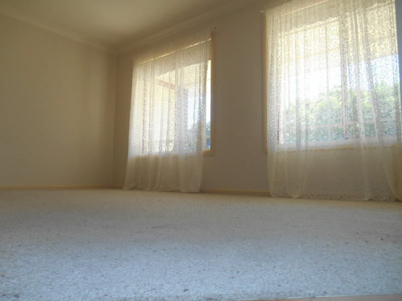 6 Yentoo Drive, Glenfield Park NSW 2650