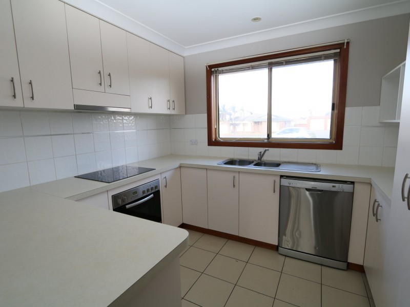 83 Dalman Parkway, Glenfield Park NSW 2650