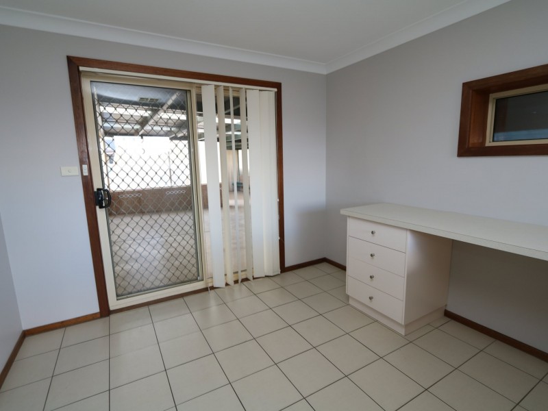 83 Dalman Parkway, Glenfield Park NSW 2650