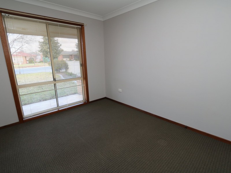 83 Dalman Parkway, Glenfield Park NSW 2650