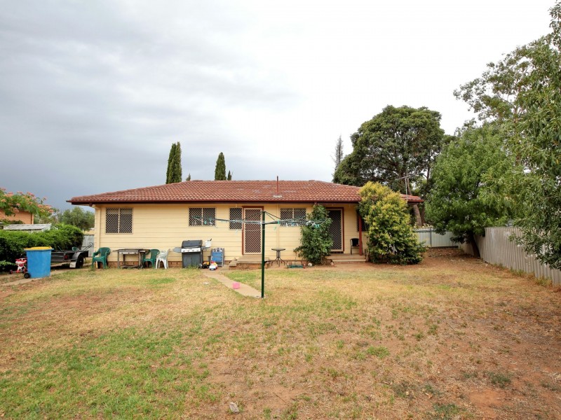 11 Dennis Crescent, Tolland NSW 2650
