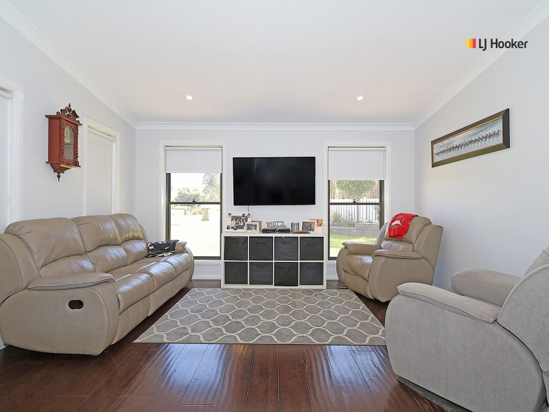 Unit 1/1 Cootamundra Boulevard, Gobbagombalin NSW 2650