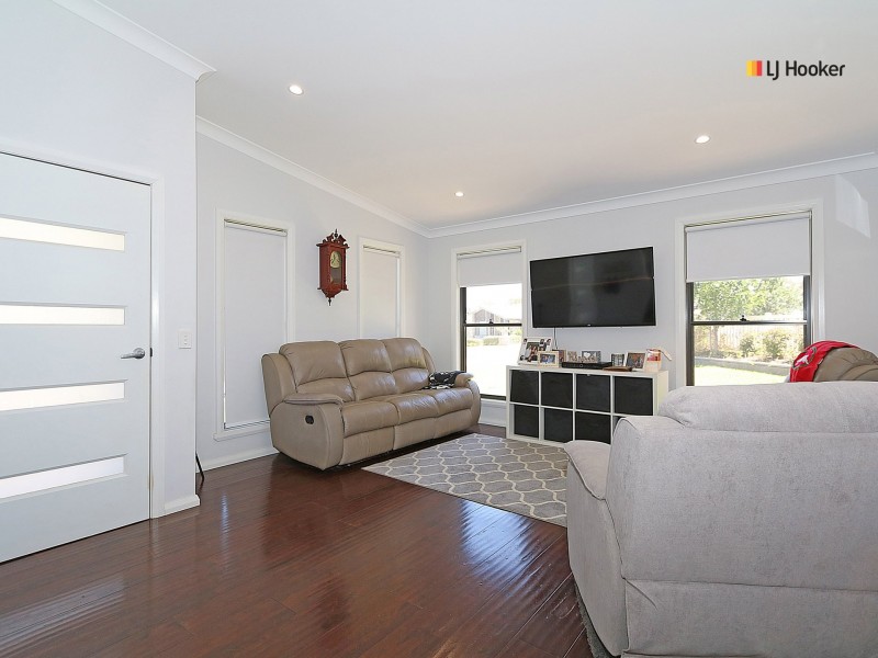 Unit 1/1 Cootamundra Boulevard, Gobbagombalin NSW 2650