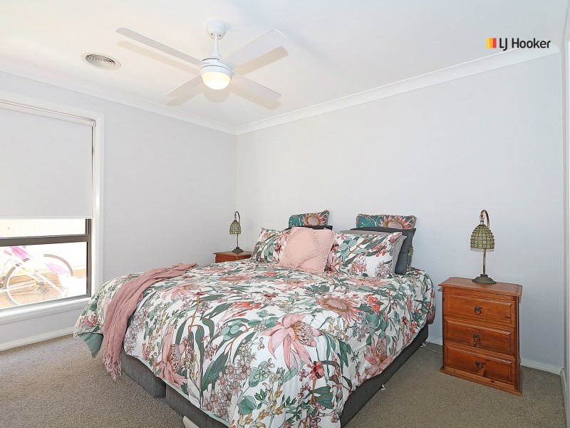 Unit 1/1 Cootamundra Boulevard, Gobbagombalin NSW 2650