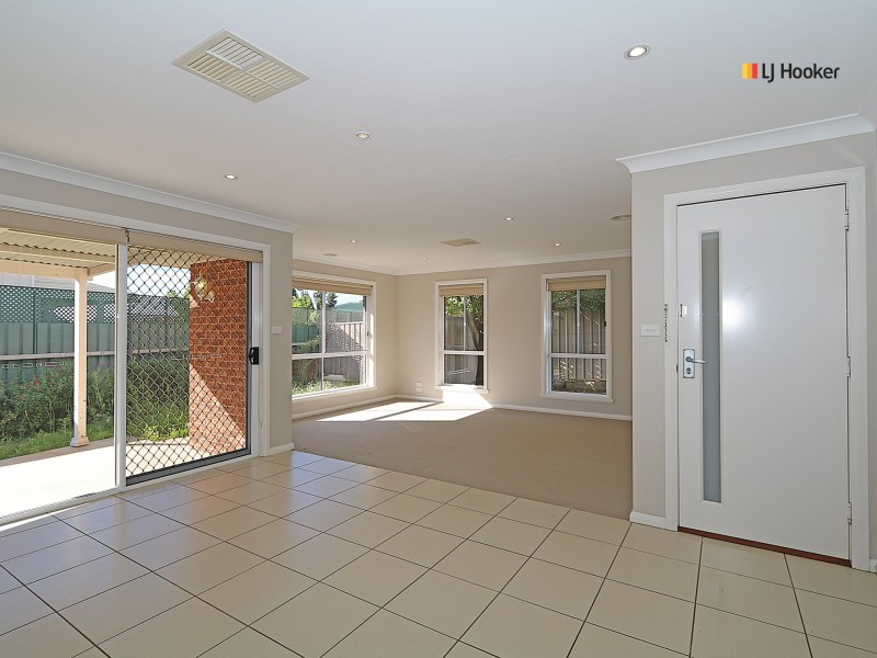 2/8 Osterley Street, Bourkelands NSW 2650