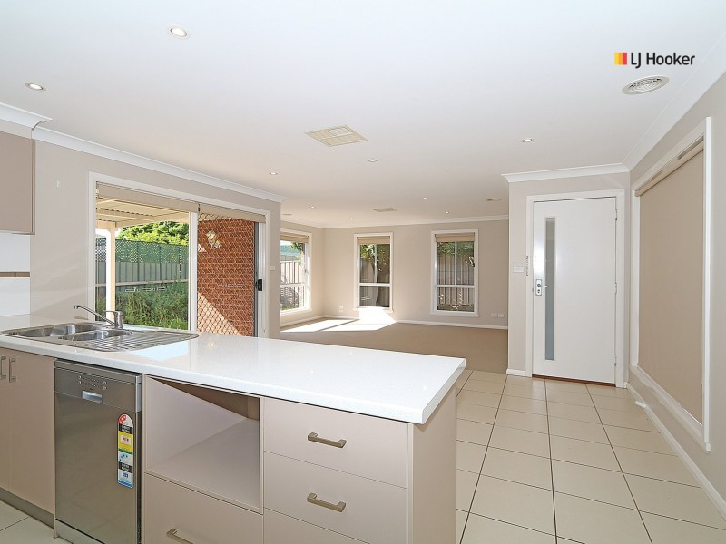 2/8 Osterley Street, Bourkelands NSW 2650