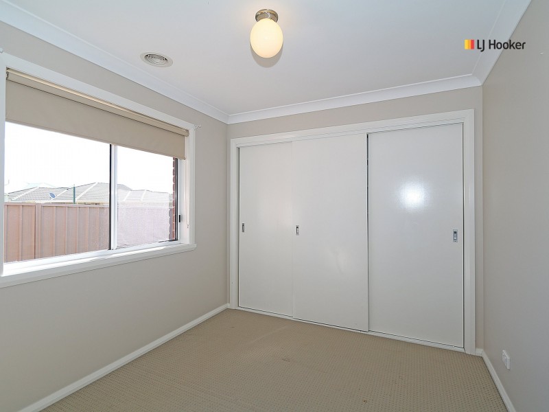 2/8 Osterley Street, Bourkelands NSW 2650