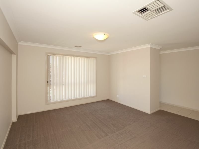 21 Womboin Crescent, Glenfield Park NSW 2650