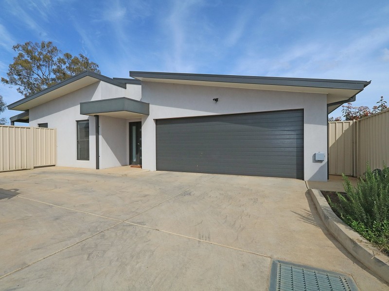 2/1 Cootamundra Boulevard, Gobbagombalin NSW 2650
