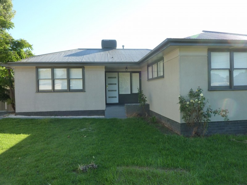 10 Townsend Place, Mount Austin NSW 2650