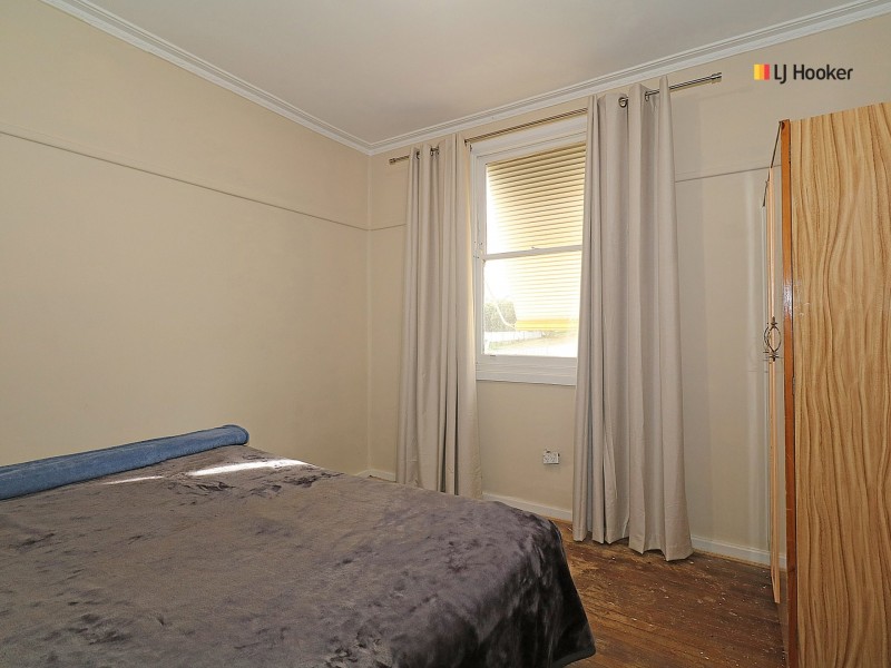 25 Phillip Avenue, Mount Austin NSW 2650