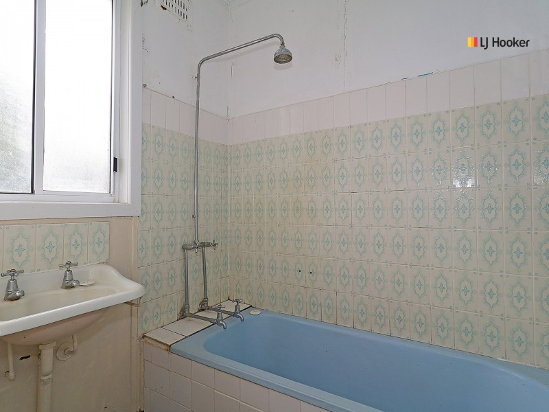 25 Phillip Avenue, Mount Austin NSW 2650
