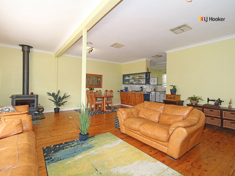 62 Inglis Street, Lake Albert NSW 2650