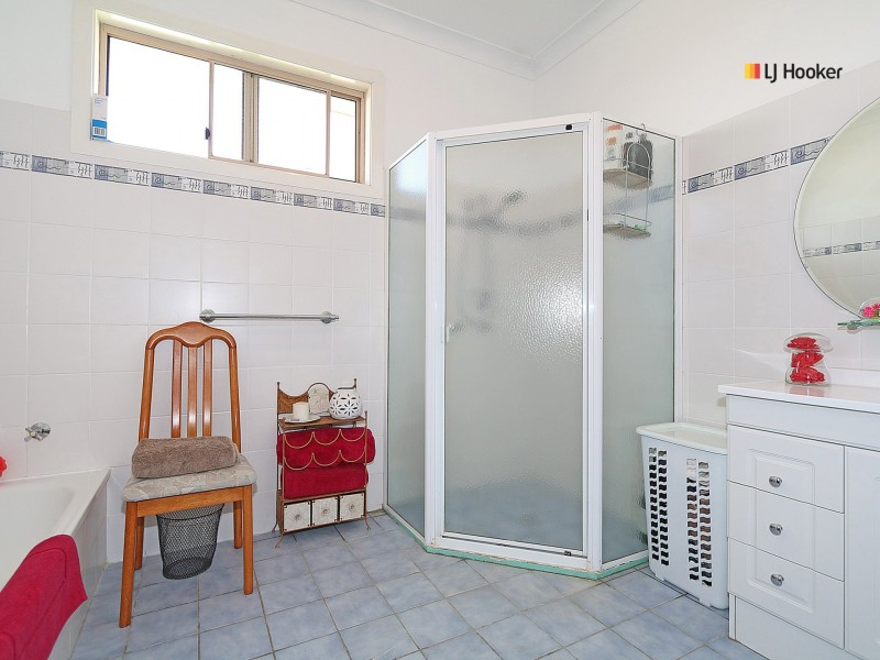 62 Inglis Street, Lake Albert NSW 2650