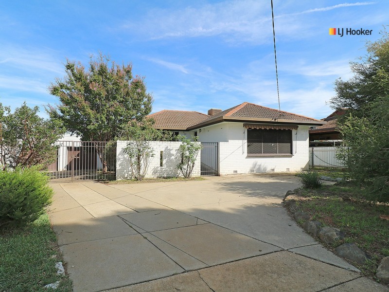 16 Cobb Street, Tolland NSW 2650