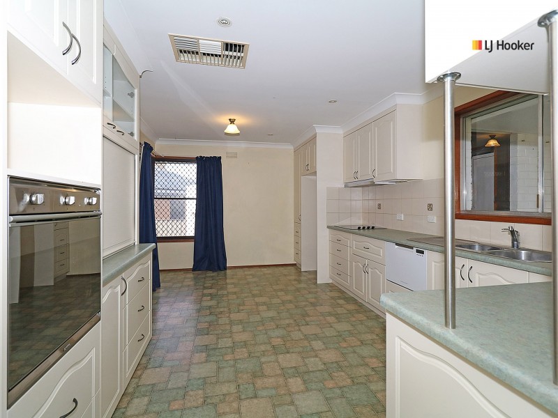 16 Cobb Street, Tolland NSW 2650