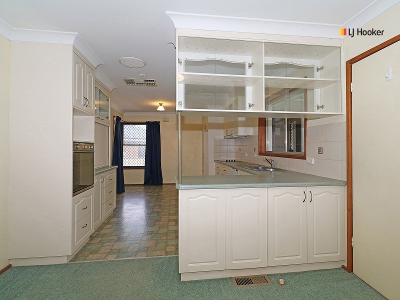 16 Cobb Street, Tolland NSW 2650