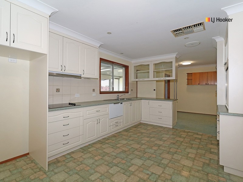 16 Cobb Street, Tolland NSW 2650