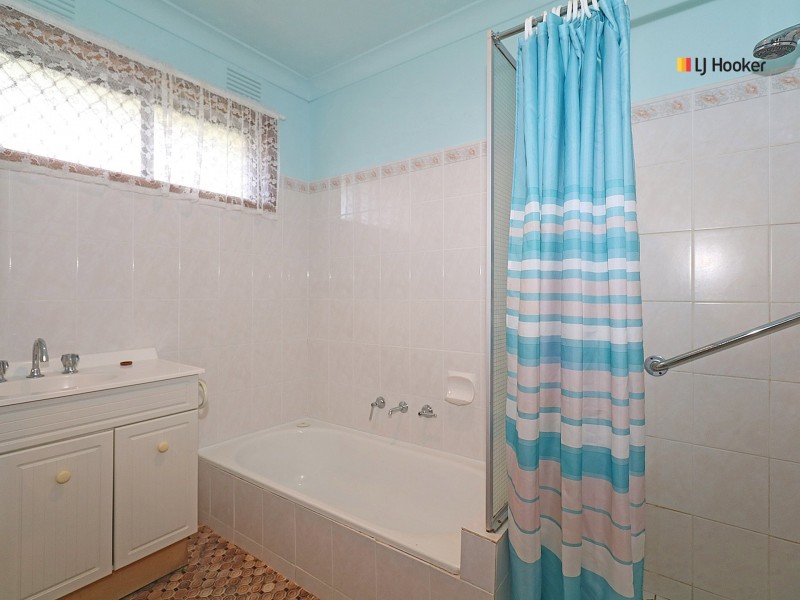16 Cobb Street, Tolland NSW 2650