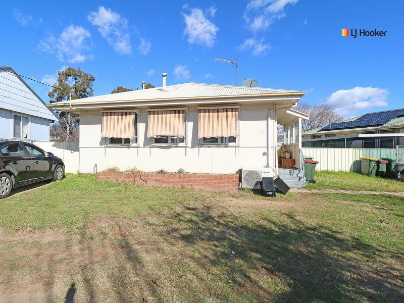 42 McKell Avenue, Mount Austin NSW 2650