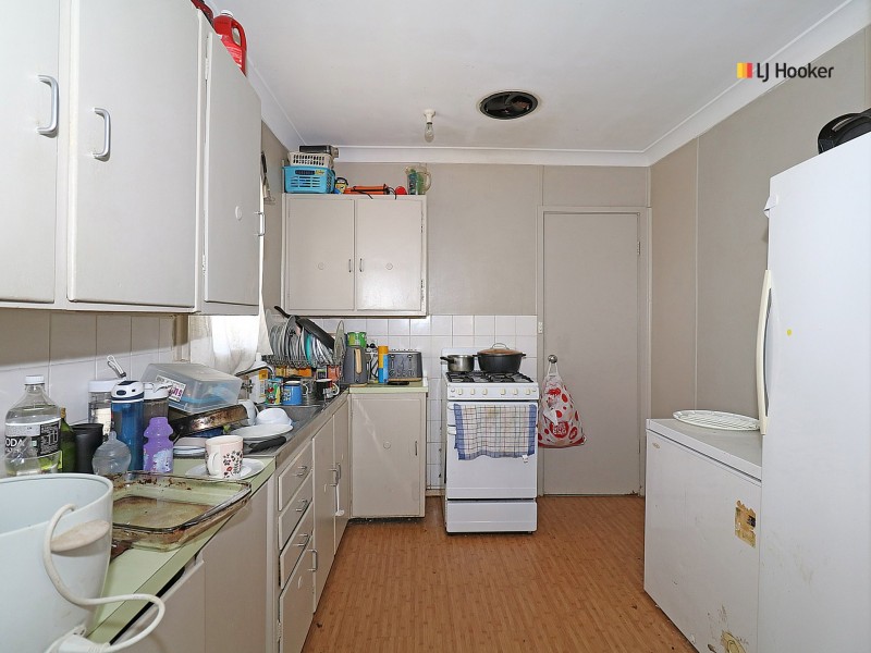 42 McKell Avenue, Mount Austin NSW 2650