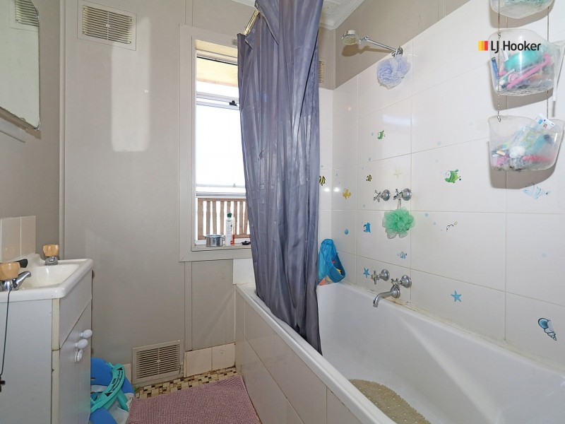 42 McKell Avenue, Mount Austin NSW 2650