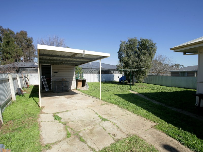 42 McKell Avenue, Mount Austin NSW 2650