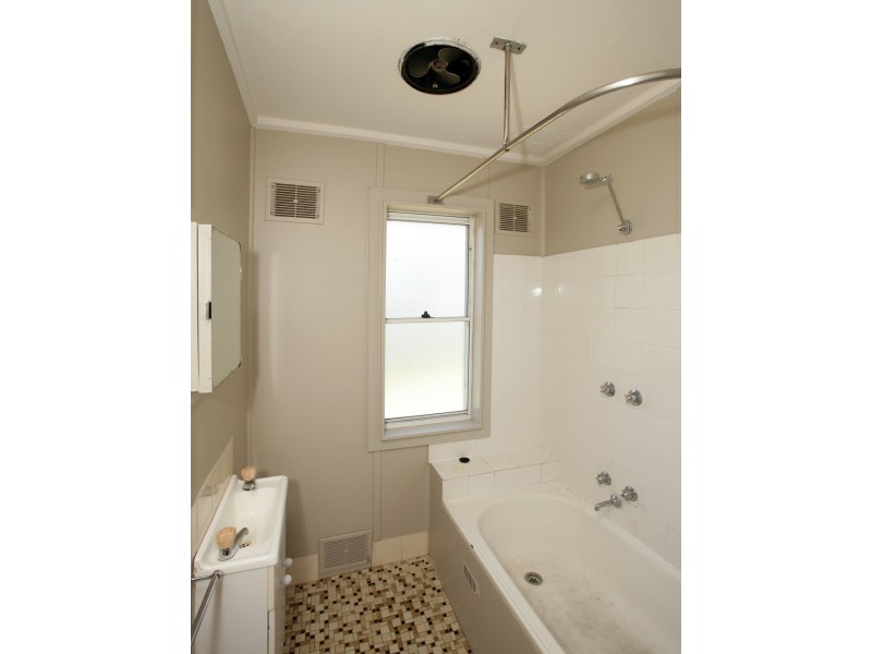 42 Mckell Avenue, Mount Austin NSW 2650