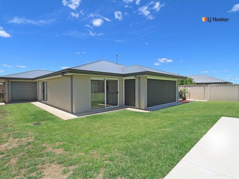 51 Strickland Drive, Boorooma NSW 2650
