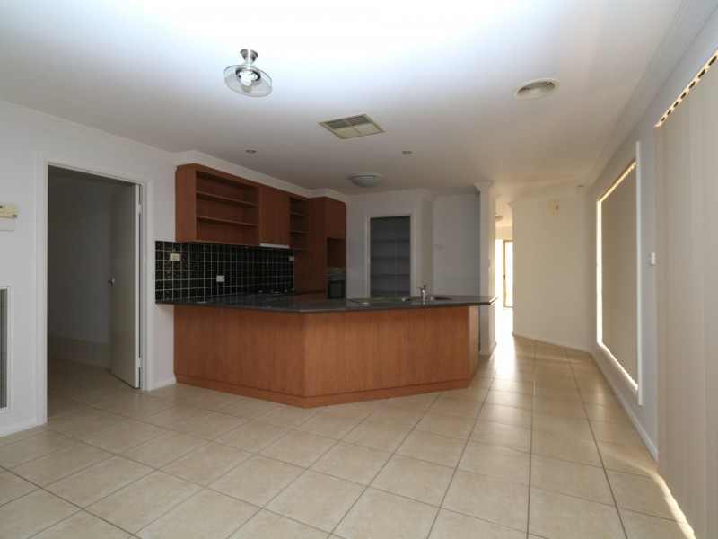 6 Auderdale Close, Bourkelands NSW 2650