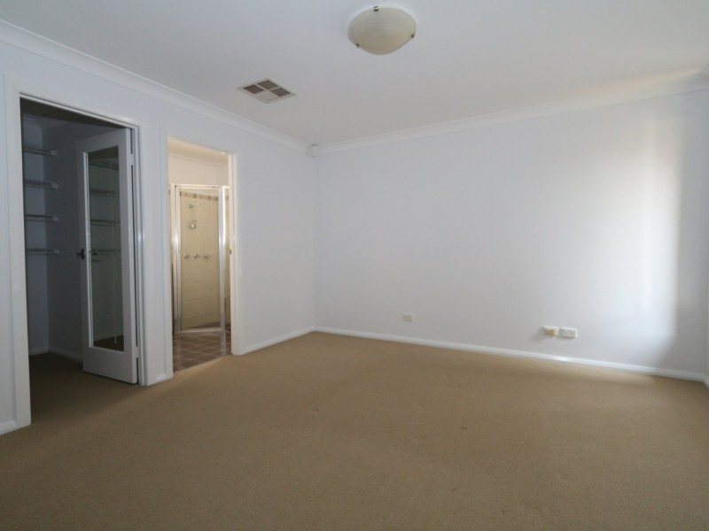 6 Auderdale Close, Bourkelands NSW 2650