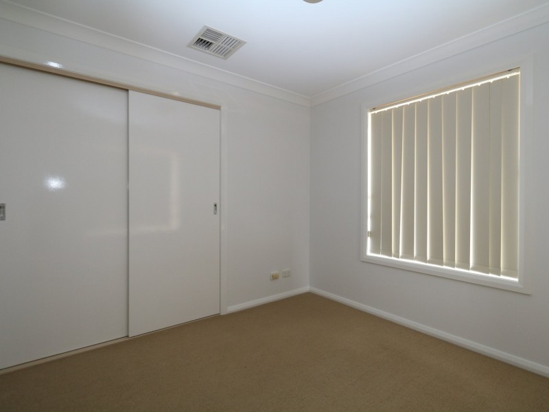 6 Auderdale Close, Bourkelands NSW 2650