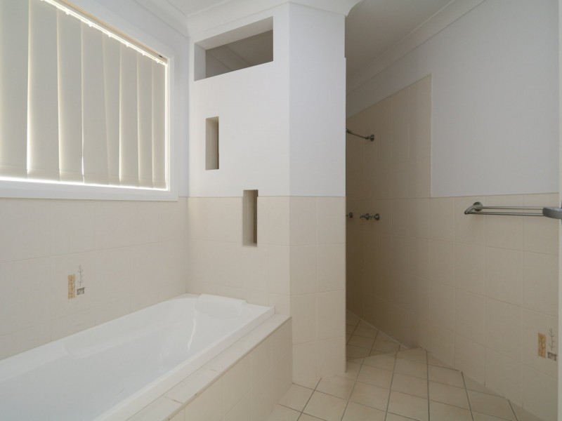 6 Auderdale Close, Bourkelands NSW 2650